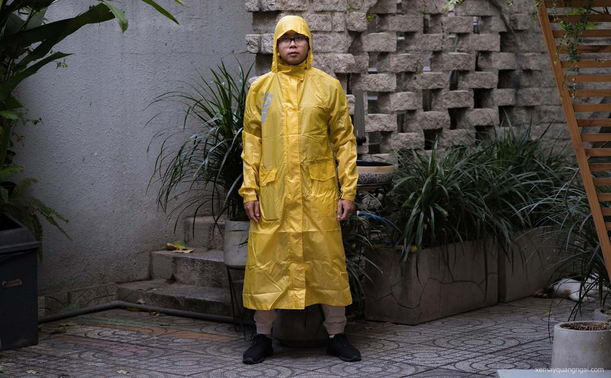Trên tay áo mưa một người GIVI G-Coat: thiết kế đẹp, chất liệu nhẹ