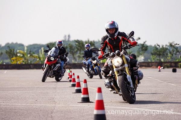 Làm sao để lái thành thạo xe phân khối lớn ở tốc độ thấp