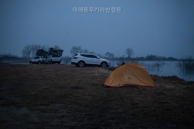 어깨동무 카라반 캠핑