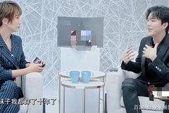 明星也「社死」，李雲迪曬和鄧超一家合照又秒刪，襪子破洞太明顯