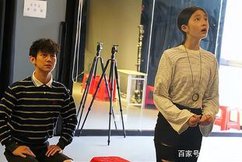 孫莉曬女兒多多話劇照，15歲身高接近172何炅，常年健身臀線明顯