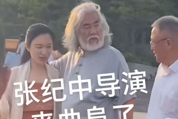 張紀中夫婦被偶遇，杜星霖主動依偎在老公懷裡，小鳥依人般超甜！