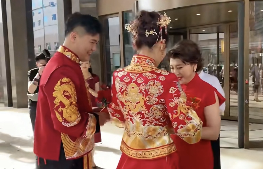 閆學晶兒子結婚現場曝光，媳婦模樣嬌俏，楊立新李玉剛到場祝賀