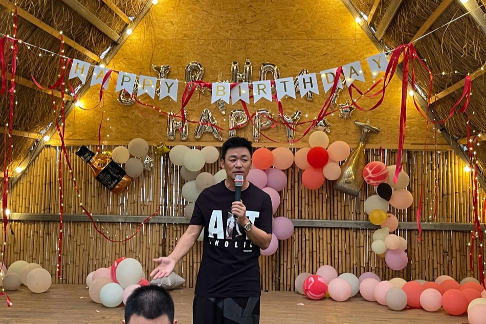 王寶強39歲生日會現場曝光，笑容滿面狀態好，全程不見女友馮清！