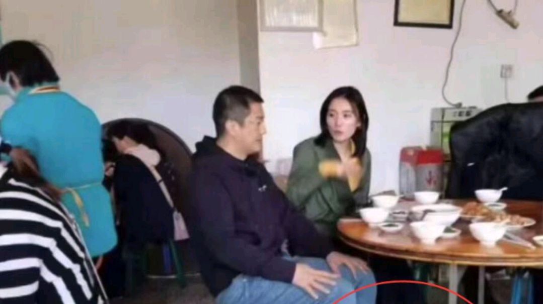 李亞鵬又秀恩愛了，帶小19歲模特女友吃飯，當著朋友面膩膩歪歪