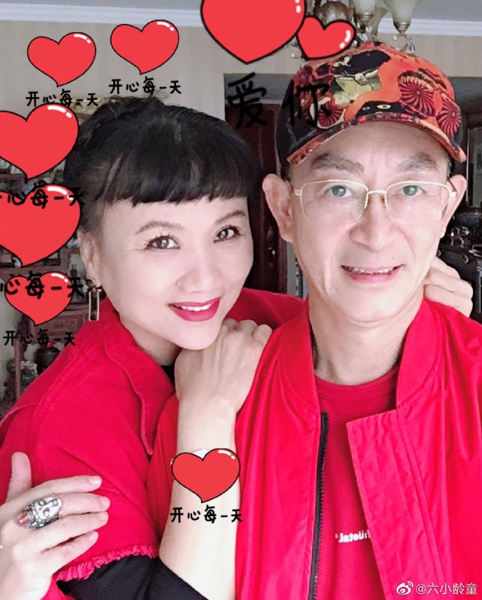 六小齡童慶結婚33週年，與妻子穿情侶裝同框，夫妻倆愛情故事好甜