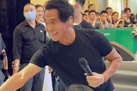 61歲齊秦近況曝光！多次現身商演舞臺，現場圍滿觀眾超熱情