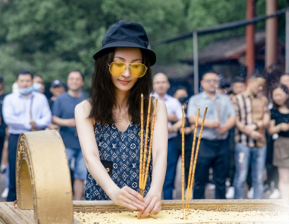 姚笛正式復出了！多年沒見，姚笛變化真大，這老了不止十歲吧？