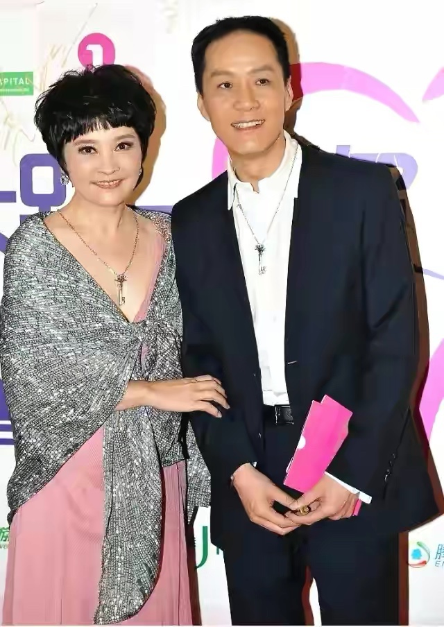 67歲樑丹妮還像個小姑娘，穿粉色深V裙甜美減齡，老妻少夫很恩愛