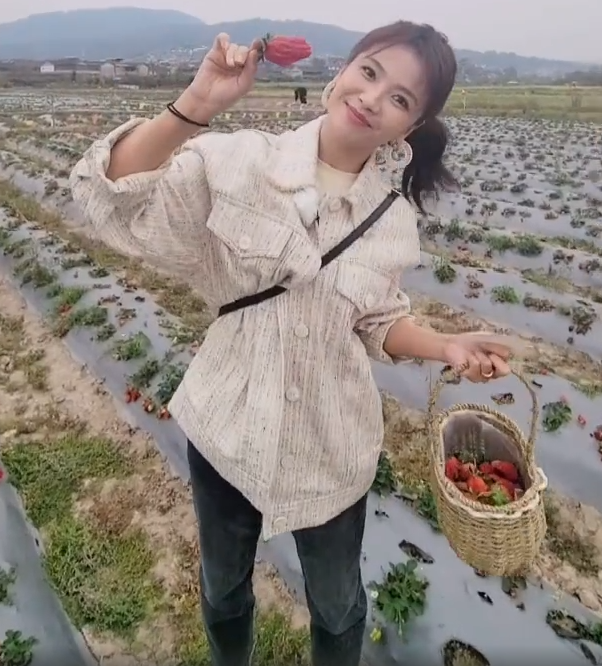 秦海璐鏡頭下的劉濤，摘草莓時像少女，坐遊艇時像大媽