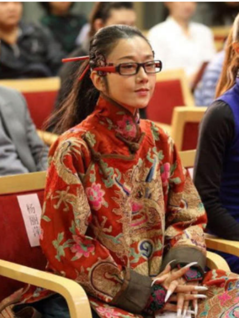 楊麗萍曬侄女跳舞太驕傲，兩人同框似姐妹，21歲小彩旗被放棄？