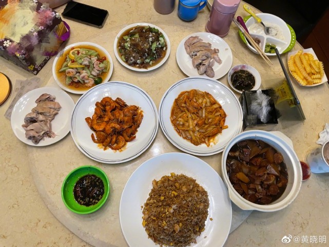 黃曉明偷偷秀恩愛！親自為老婆孩子做美食，3人吃8個菜？