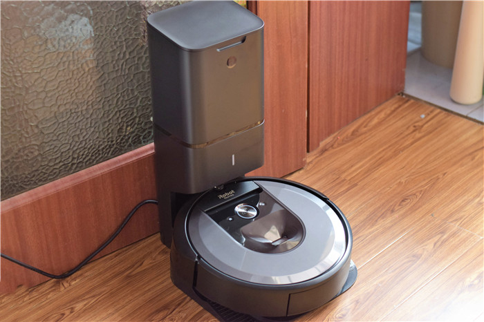 iRobot Roomba i7+掃地機器人：自動集塵，雙效組合膠刷強力清潔