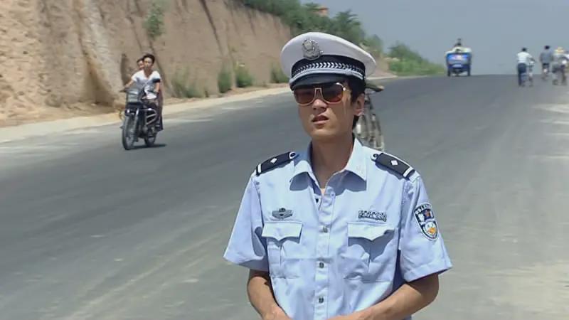 小夥撿到一警服，冒充交警開罰單賺錢，還騙了一個少女，犯罪片！