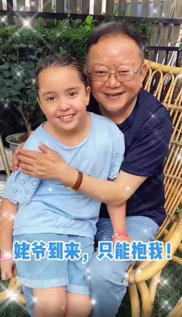 72歲王剛混血外孫女近照，眼睛深邃顏值高，與舅舅同歲