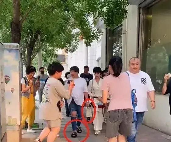 郭德綱妻子王慧逛街被偶遇，全身行頭近百萬，體態臃腫伙食好