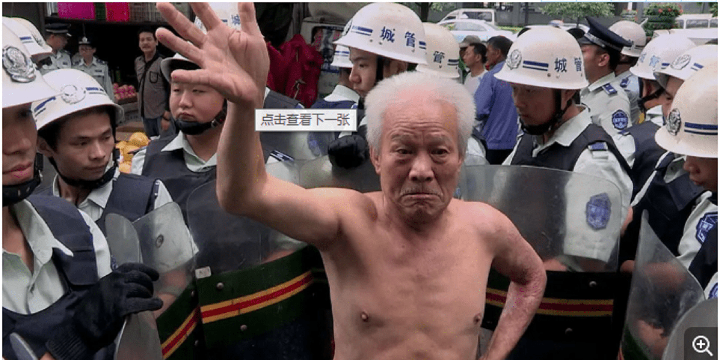 沒見過這麼囂張的攤販！70歲地攤王當街掌摑城管：耳巴子打你臉！