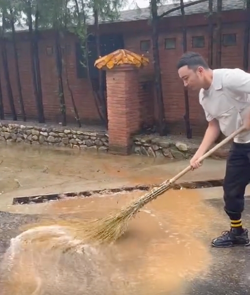 撒貝寧與尼格買街邊清理積水，被網友大讚：細節見人品