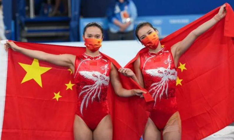 中國隊選手朱雪瑩劉靈玲包攬女子蹦床冠亞軍