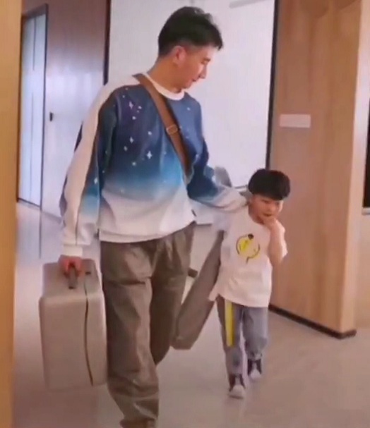 疑似林生斌與4歲的現任兒子曝光，一起走出豪宅，不敢直視鏡頭