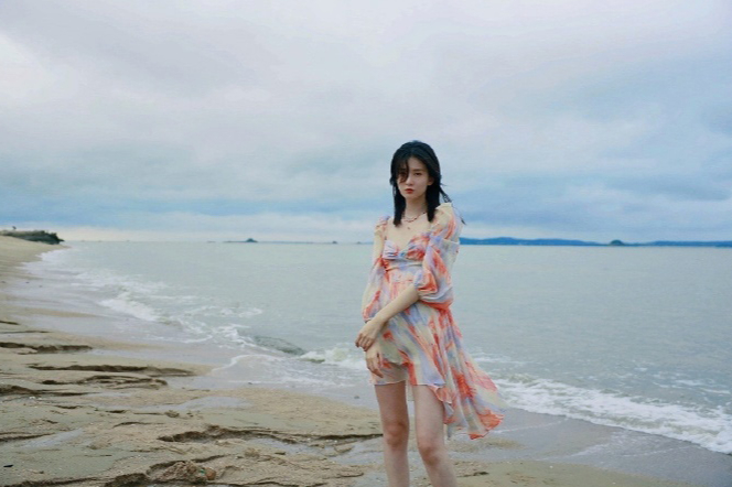 喬欣也有「飽滿身形」，穿印花紗裙在海邊凹造型，氣質撩人