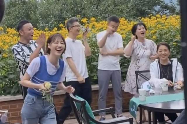央視主持人集體鼓勵朱婷，62歲倪萍與鞠萍同框，網友稱其像姐妹