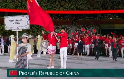 東京奧運會，中國代表團穿一身碎花裙，搭配五星口罩很搶鏡