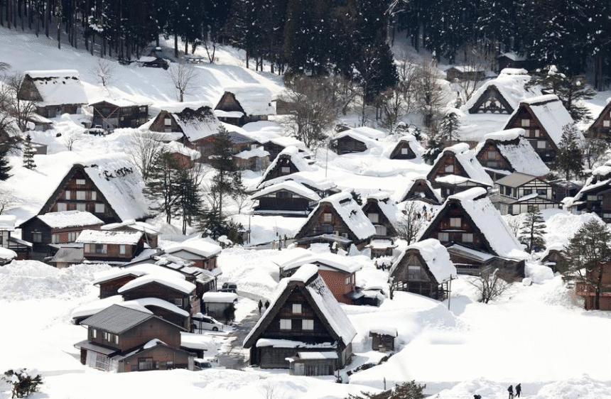 The Gassho-zukuri Houses under the Snow