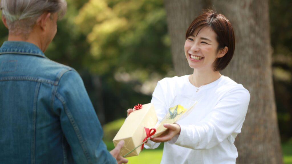 Japanese Work Culture - Gift Giving %E3%81%8A%E5%9C%9F%E7%94%A3 %E2%80%94 Omiyage