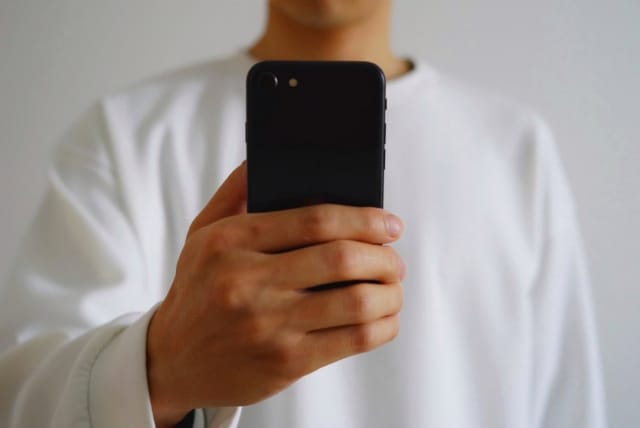 スマホをつかう男性