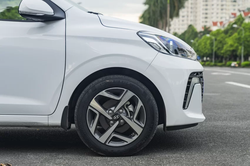 Hyundai i10 Sedan 12