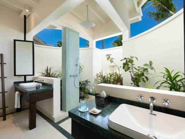 OBLU-XPERIENCE-AILAFUSHI-OCEAN-VIEW-BATHROOM