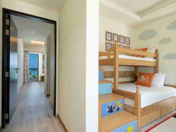 OBLU-XPERIENCE-AILAFUSHI-OCEAN-VIEW-FAMILY-ROOM-KIDS-AREA-800x700-1