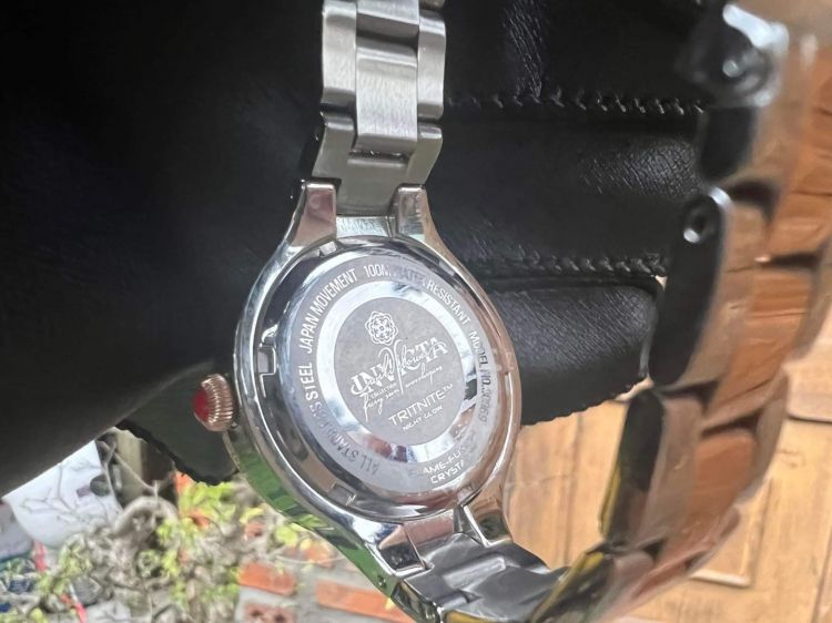 Đồng hồ nữ Invicta chính hãng like new. Size 34mm. Siêu đẹp. Em gl 1,5tr