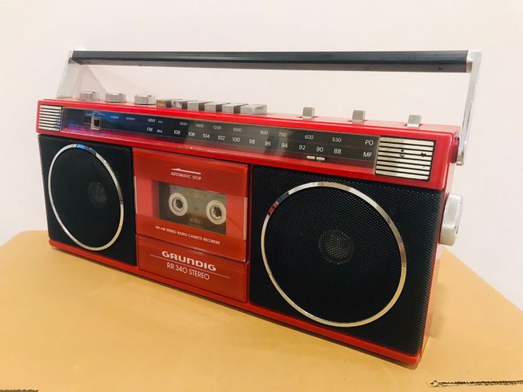 Radio Cassette GRUNDIG Tây Đức ỏ đỏ gần như mới.