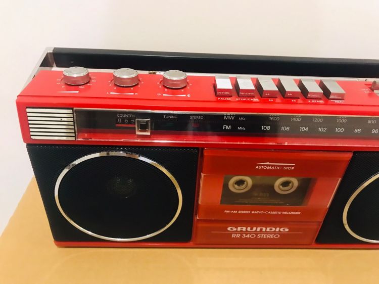 Radio Cassette GRUNDIG Tây Đức ỏ đỏ gần như mới.