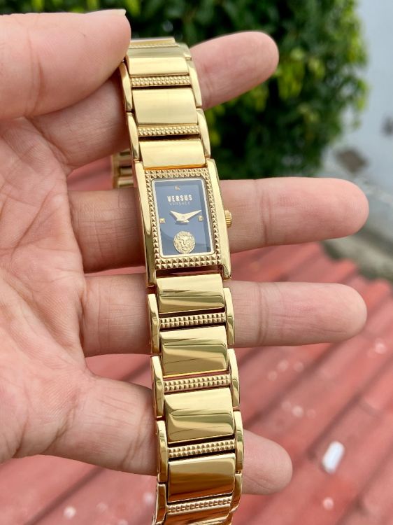 Đồng hồ lắc tay Versus by Versace chính hãng vàng, là một sự lựa chọn thú vị cho những ai yêu thích phong cách đầy nữ tính và hiện đại. Thiết kế đẹp mắt kết hợp với chất liệu vàng sáng bóng tạo nên một sản phẩm tinh tế và đầy cá tính. Hãy xem hình ảnh để cảm nhận rõ ràng hơn!