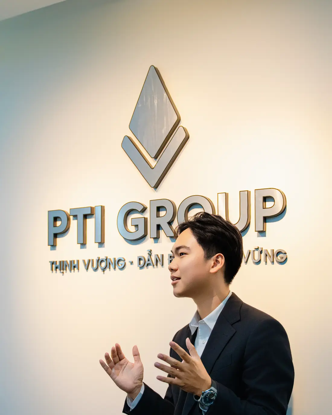 Nguyễn Nhất Huy thuyết trình tại văn phòng