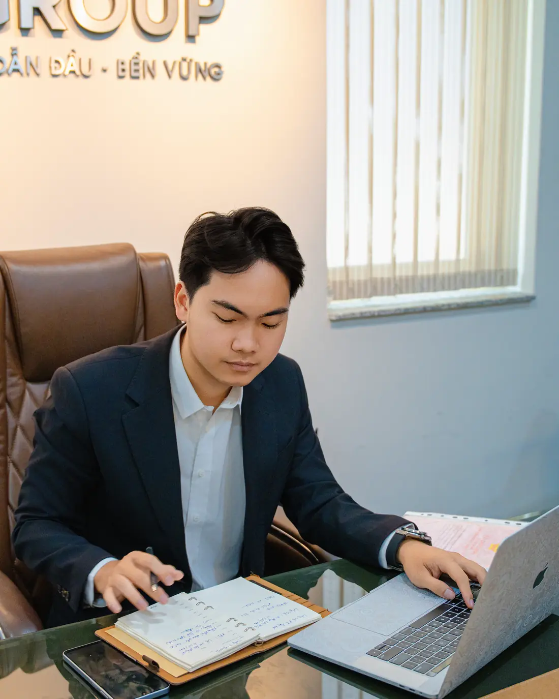 Làm việc tại bàn với hồ sơ dự án và máy tính