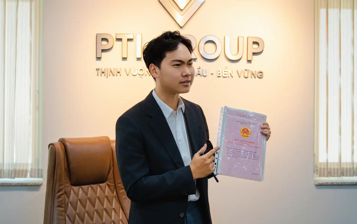Cầm hồ sơ pháp lý dự án tại văn phòng