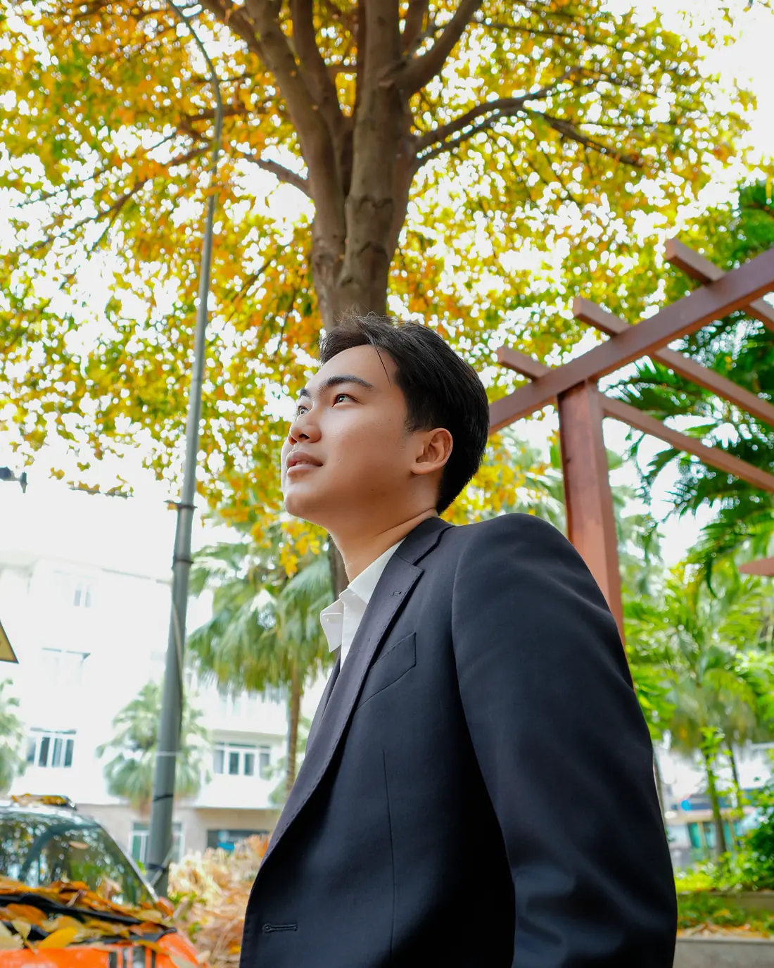 Chân dung Nguyễn Nhất Huy ngoài trời