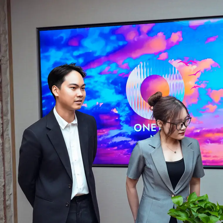 Nguyễn Nhất Huy cùng cộng sự tại bàn tư vấn