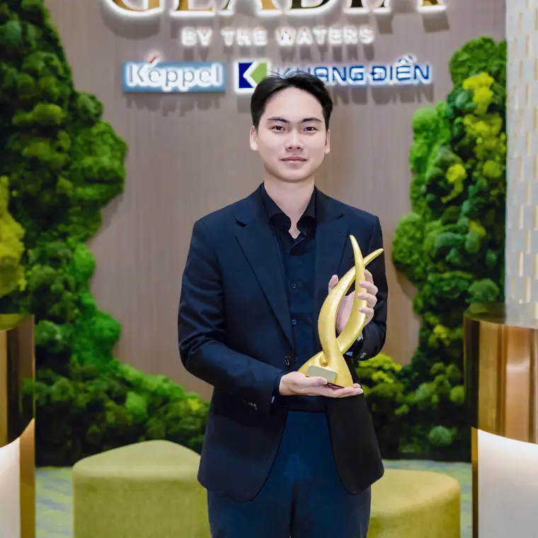 Nguyễn Nhất Huy nhận cúp vinh danh