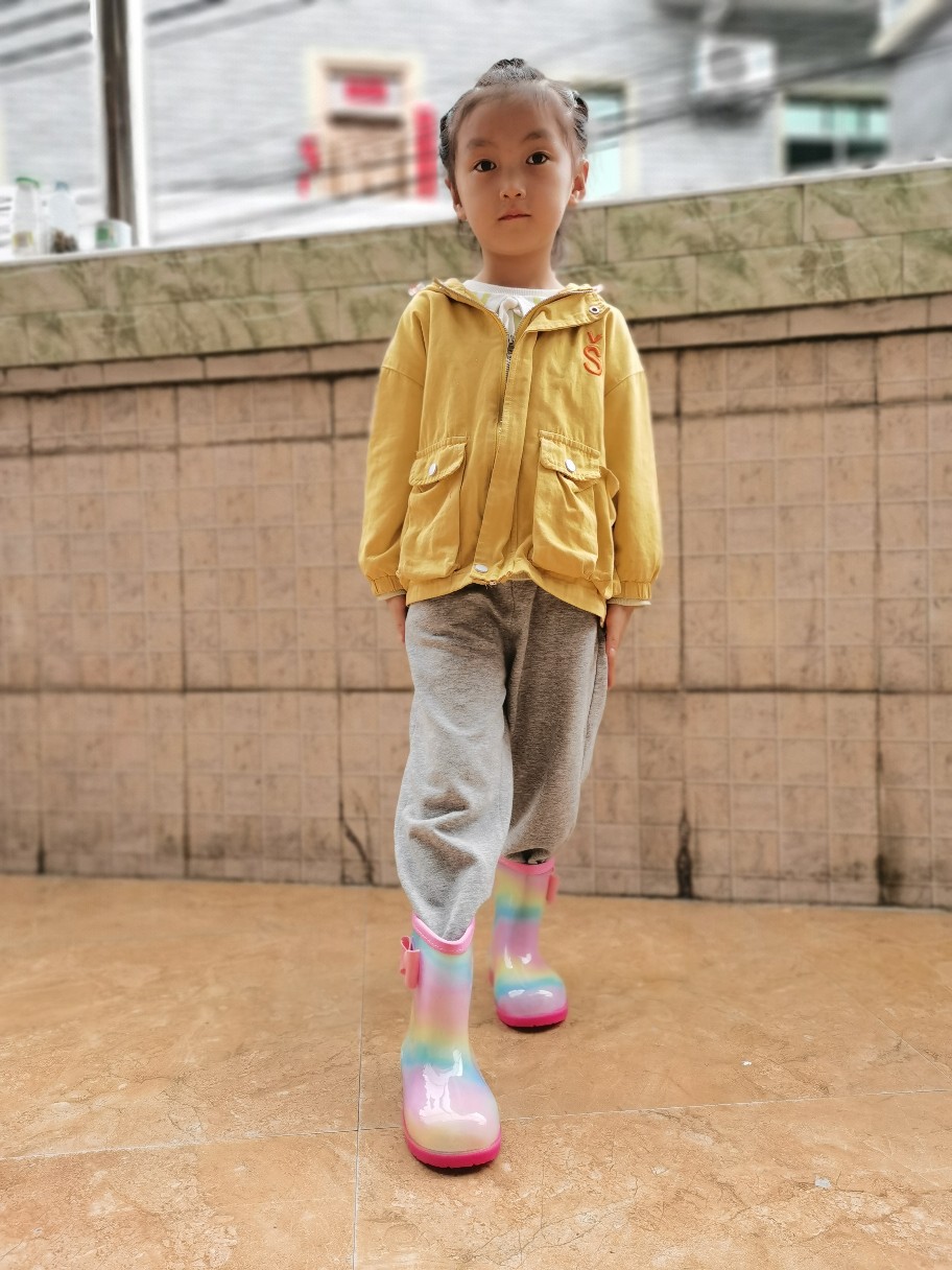 【子供も喜ぶ】虹色キッズのレインブーツ　雨の日に便利なカラフルな長靴（防水） 391490
