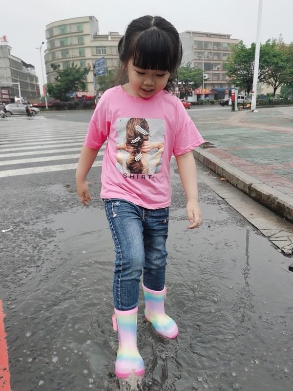 【子供も喜ぶ】虹色キッズのレインブーツ　雨の日に便利なカラフルな長靴（防水） 391489