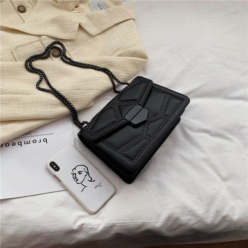 【高級感のあるスモールハンドバッグ】シンプルなファッションにもぴったりなリベットチェーンクロスボディバッグ　341311