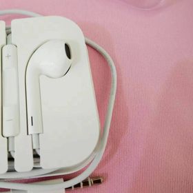 アップル(Apple)のアップル純正 イヤホン EarPods with 3.5 mmヘッドフォンプラグ(ヘッドフォン/イヤフォン)