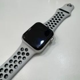 A【中古・初期化済み】アップルウォッチ Apple Watch SE NIKE ナイキ 40mm WR-50 ベルト付き 腕時計 デジタル 便利
