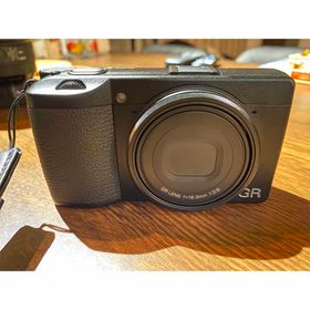 リコー(RICOH)の12月限定価格❣️カメラRICOH GR III 、バッテリー＆ストラップ付き✨(コンパクトデジタルカメラ)