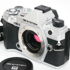 【中古】【美品】オリンパス OM SYSTEM OM-5 ボディ シャッター数 3400回以下 シルバー CA01-M3805-3U4A OM ミラーレス マイクロフォーサーズマウント 手ブレ補正 4K対応 本体のみ シルバー